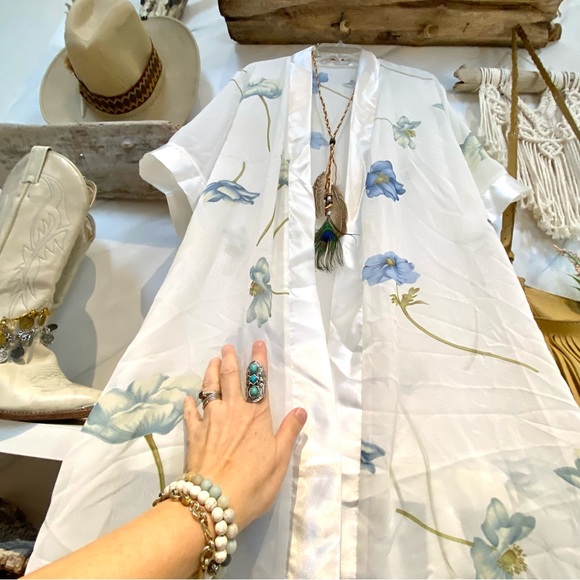 Beautiful airy prairie floral boho poncho w country/cottage core/granny vibe - Picture 4 of 12